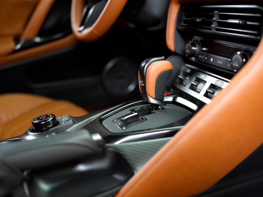Детали интерьера Nissan GT-R 2016 года  (US) (фото 41 из 57)